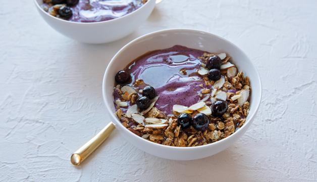 Smoothie Bowl with Granola
